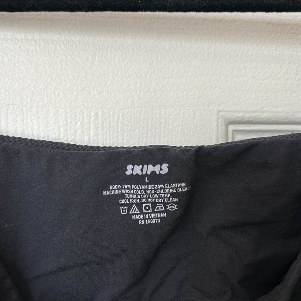 Skims Fits Everybody Cropped Cami - Black/Ash - Picture 4 of 5